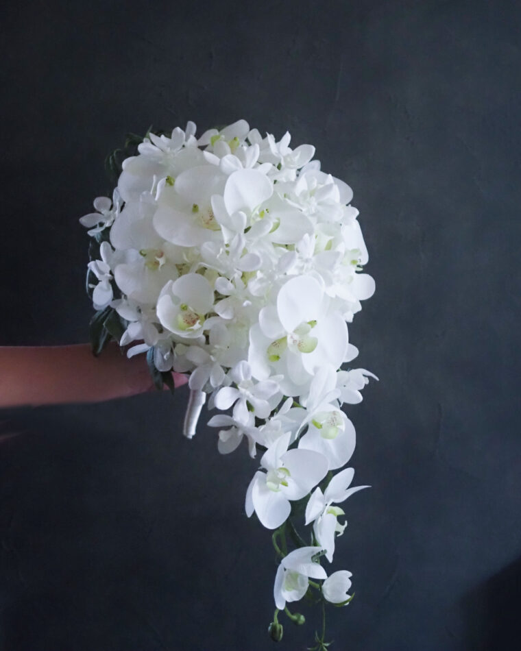 コチョウランのキャスケードブーケ